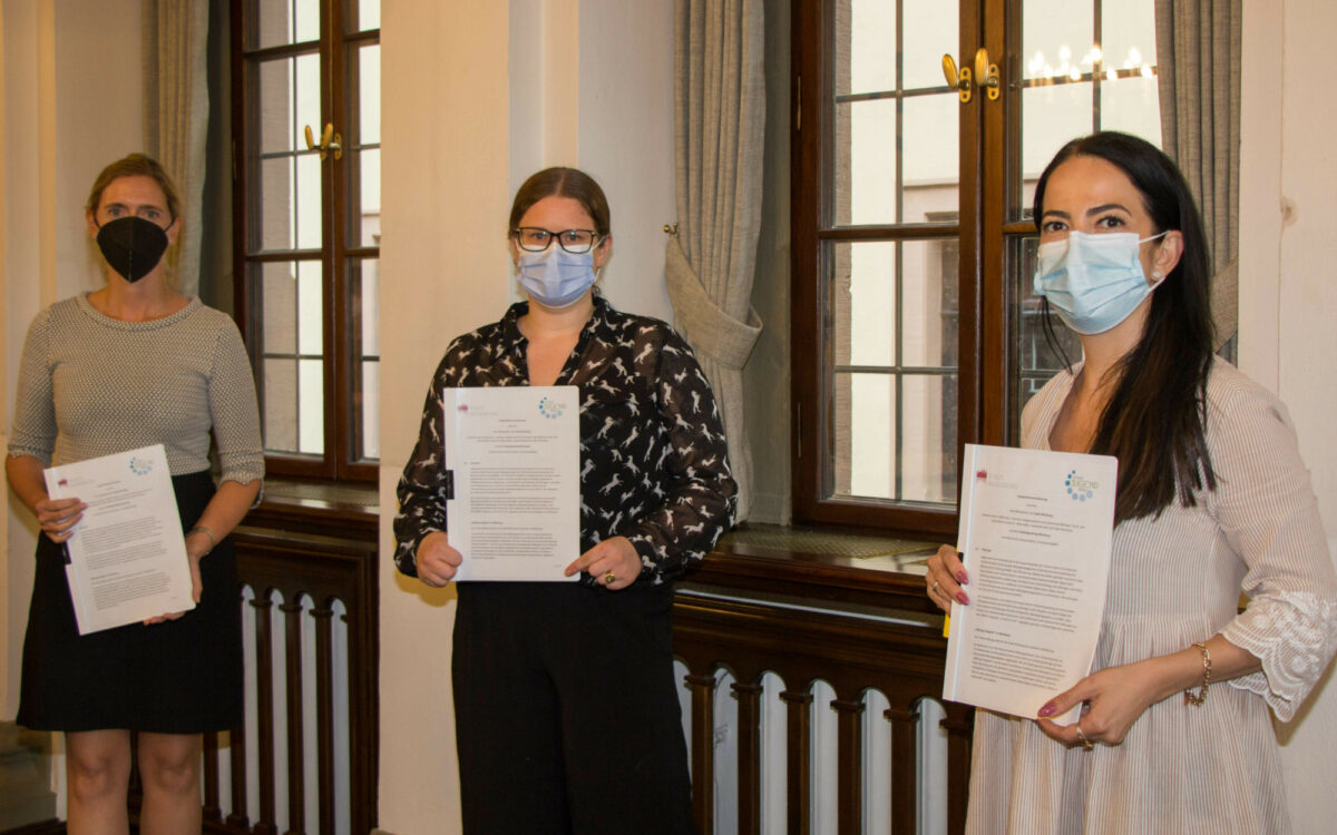 v.li: Schulbürgermeisterin Judith Jörg, Vorstandsmitglied des Stadtjugendrings Antonia Manns, Sozialreferentin Dr. Hülya Düber. v.li: Schulbürgermeisterin Judith Jörg, Vorstandsmitglied des Stadtjugendrings Antonia Manns, Sozialreferentin Dr. Hülya Düber.